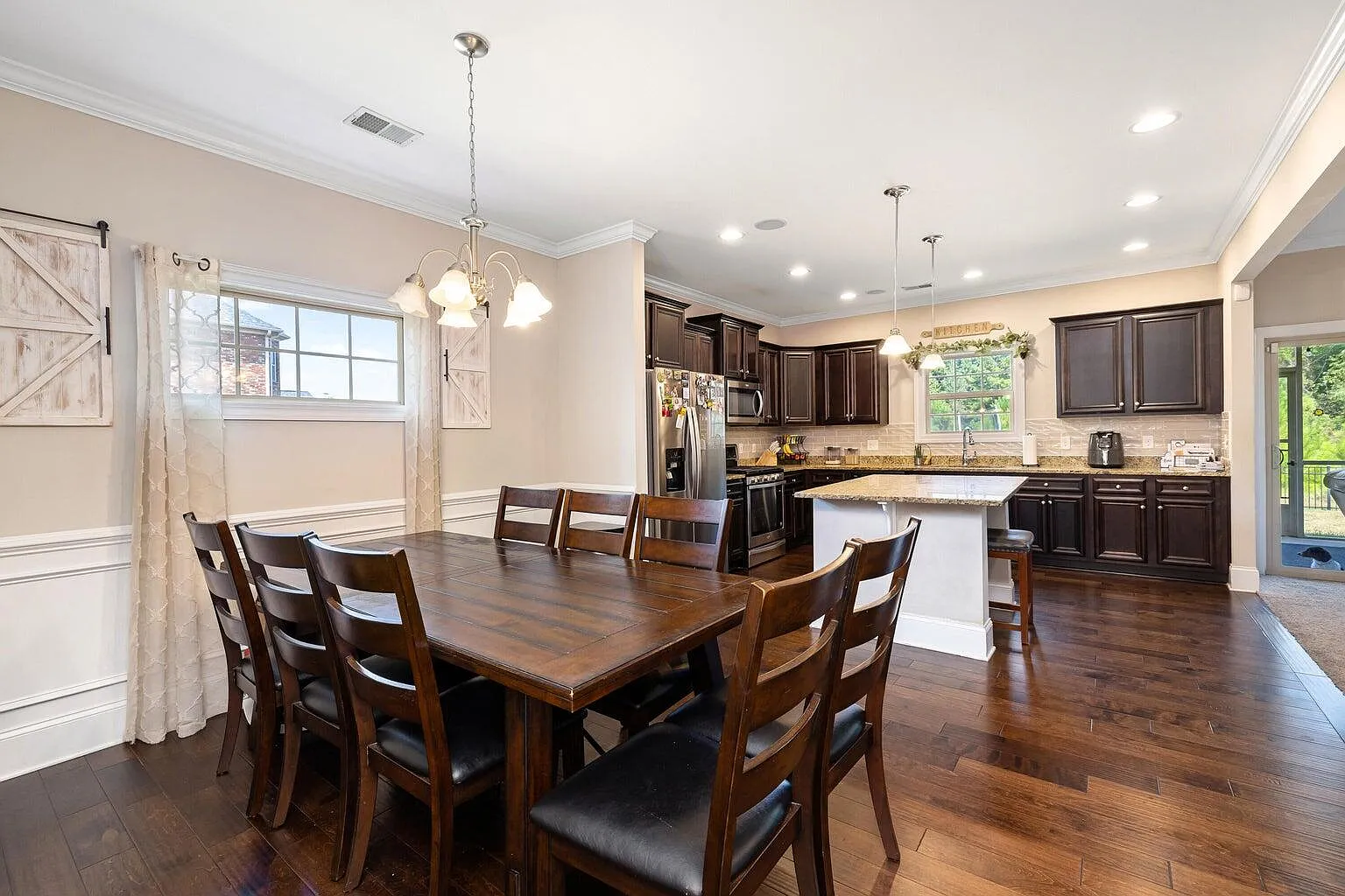 5 bed, 3.0 bath, 2395 sqft, $2,350 — Photo 3