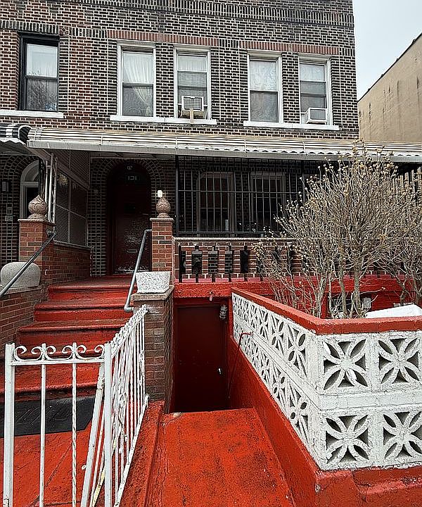 1st image of 131 E 93rd St