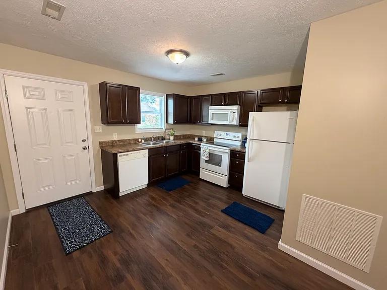 1005 Jackson St — Photo 3