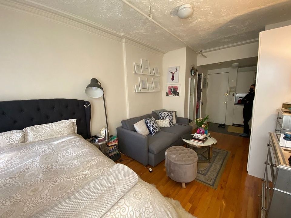 2nd image of 140 W 15th St #C3