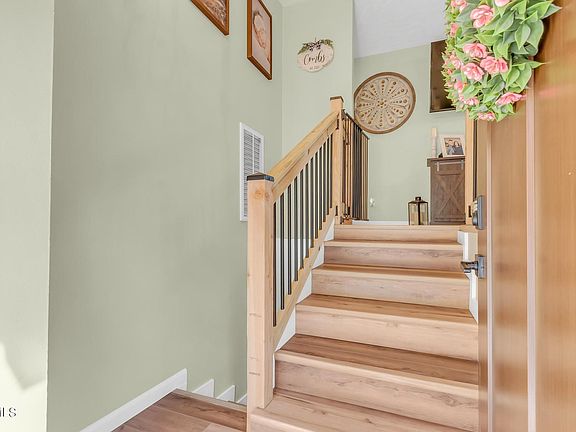 5th image of 28 Deepwood Dr
