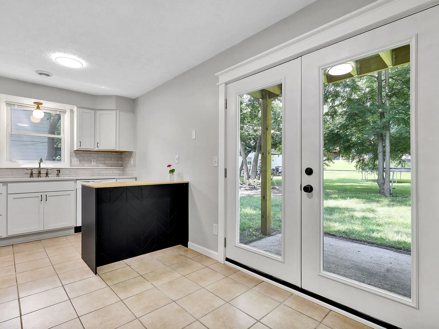 2 bed, 1040 sqft, $1,550 — Photo 2