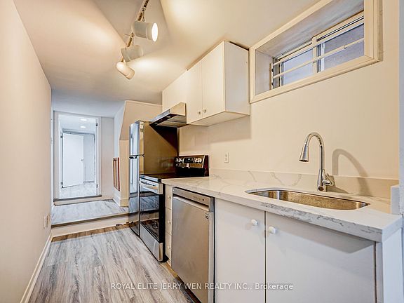 5th image of 171 Lawrence Ave W