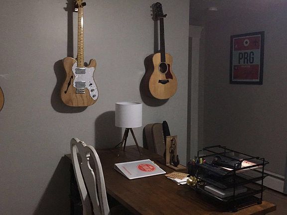 Middle bedroom/office