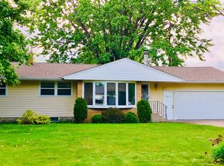 2915 Asbury St, Roseville, MN 55113