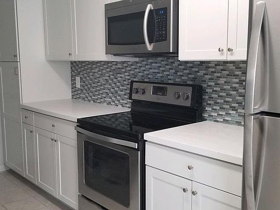 5th image of 354 Shores Blvd