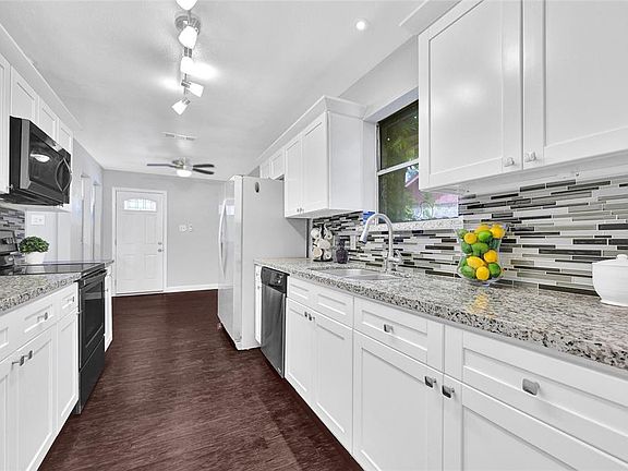5th image of 9919 Greencreek Dr