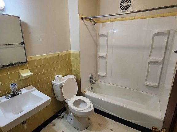 4th image of 1130 E 9th St #3
