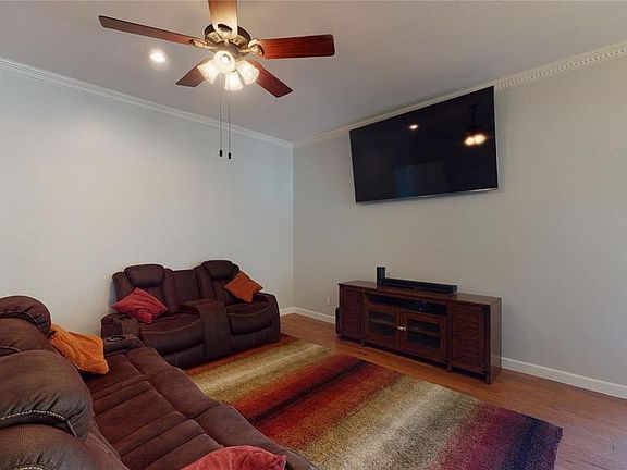 3rd image of 998 Downey Dr