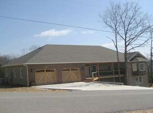 301 Woodland Hills Dr, Walnut Shade, MO 65771