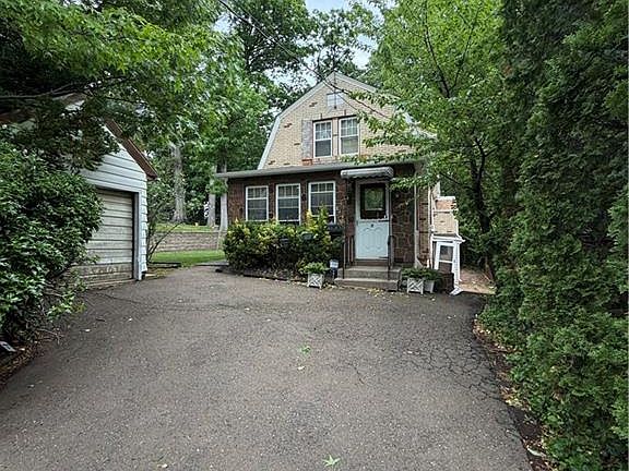 2nd image of 81 Hillside Ter