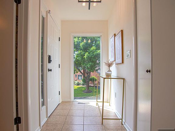 4th image of 41 Sullivan Dr #4