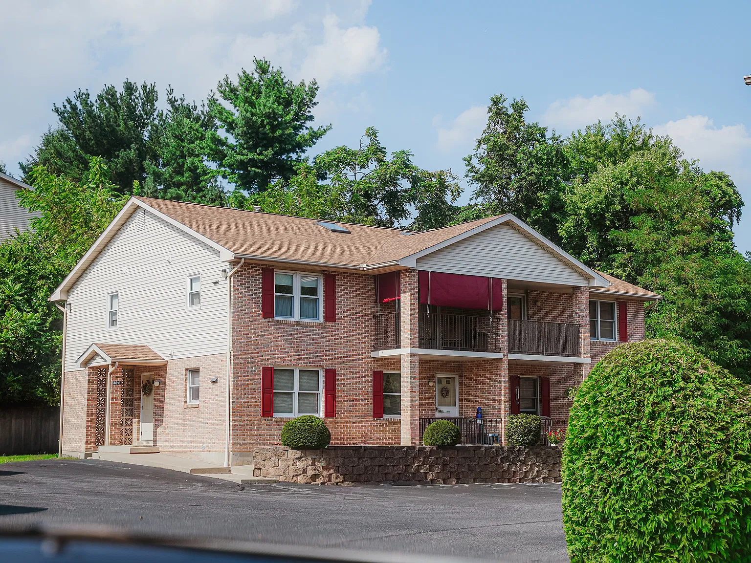 2 bed, 1.5 bath, 990 sqft, $1,750 — Photo 2