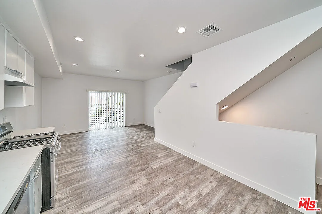 6 bed, 4.0 bath, 1910 sqft, $4,200 — Photo 3