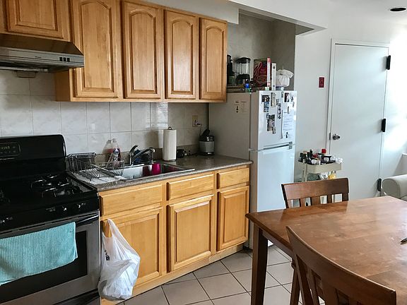 3rd image of 25 Pell St APT 3f