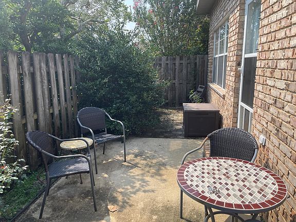 3rd image of 4025 Longwood Cir