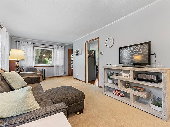 4th image of 2775 Vanderburg St