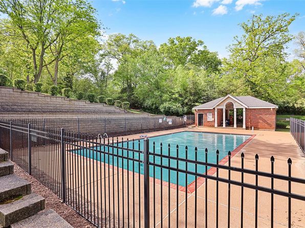 630 Cascade Lake Dr, Ballwin, MO 63021
