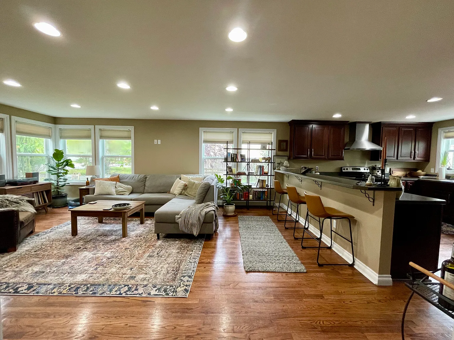 4 bed, 2400 sqft, $3,250 — Photo 3