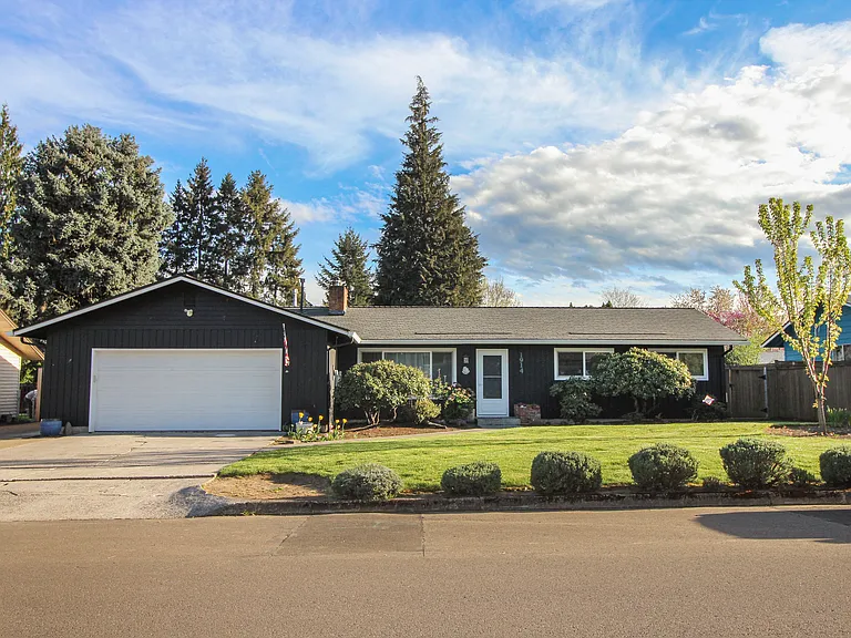 1914 SE Oak Crest Dr — Photo 2