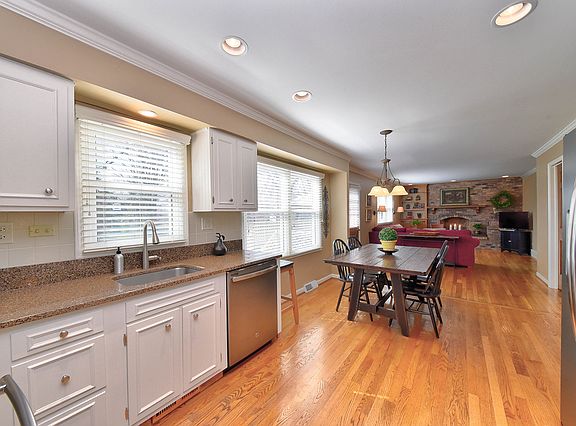 3rd image of 1580 Surrey Dr