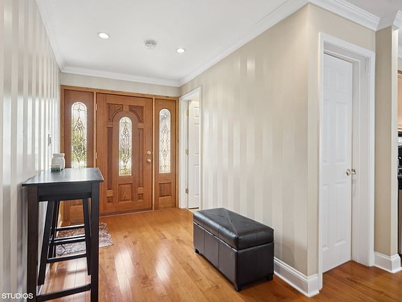 3rd image of 637 Newport Ave