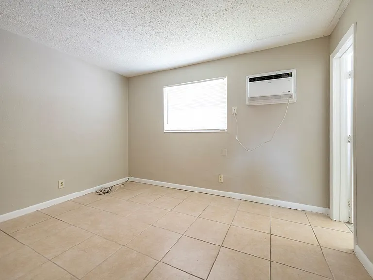 1146 NE 3rd Ave — Photo 15