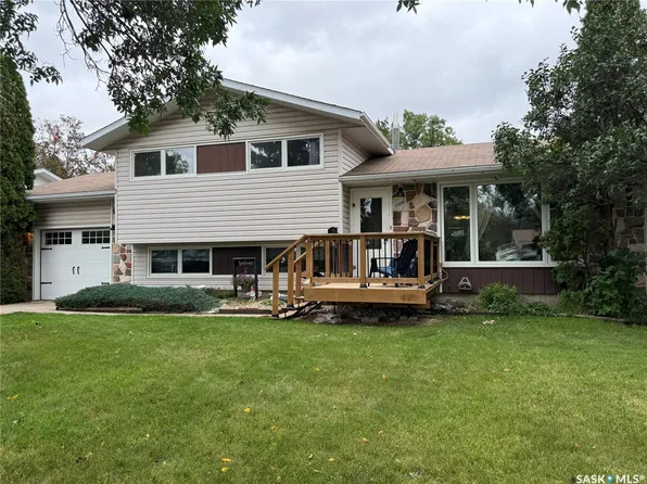 1709 Eaglesham Avenue, Weyburn, SK S4H 2W8