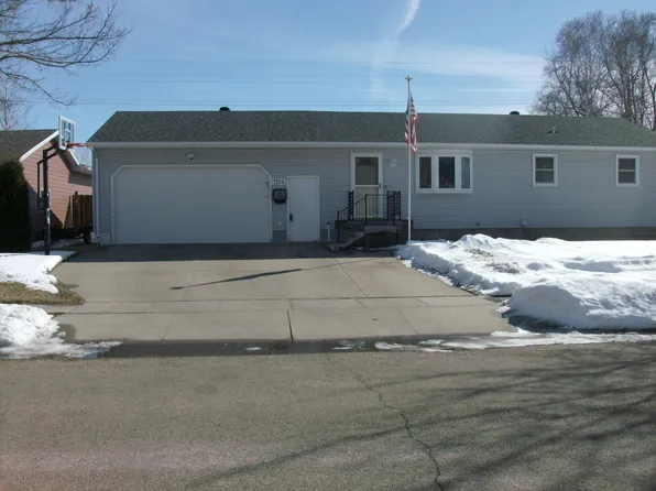1114 Northview Ln, Aberdeen, SD 57401