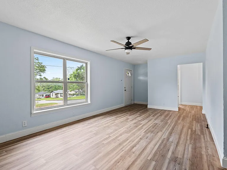 1417 S Lamar Ave — Photo 8