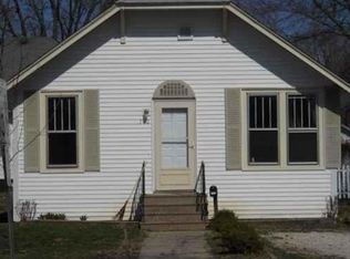 713 3rd St, Henry, IL 61537