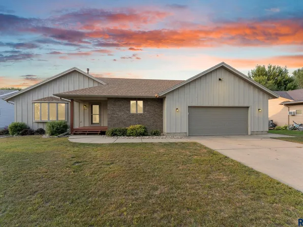 104 E 9th St, Crooks, SD 57020