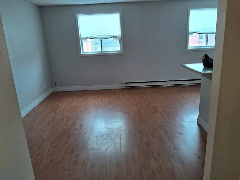 1421 Dundas St W — Photo 15