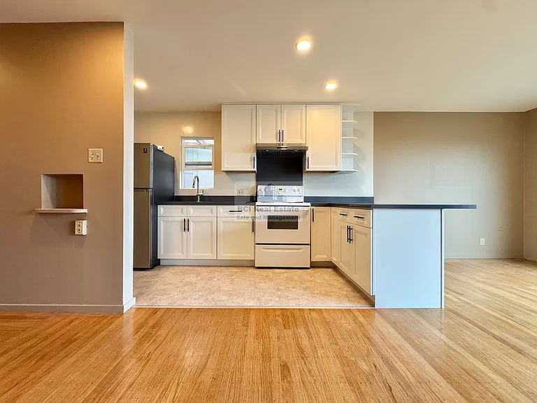 727 N Point St — Photo 9