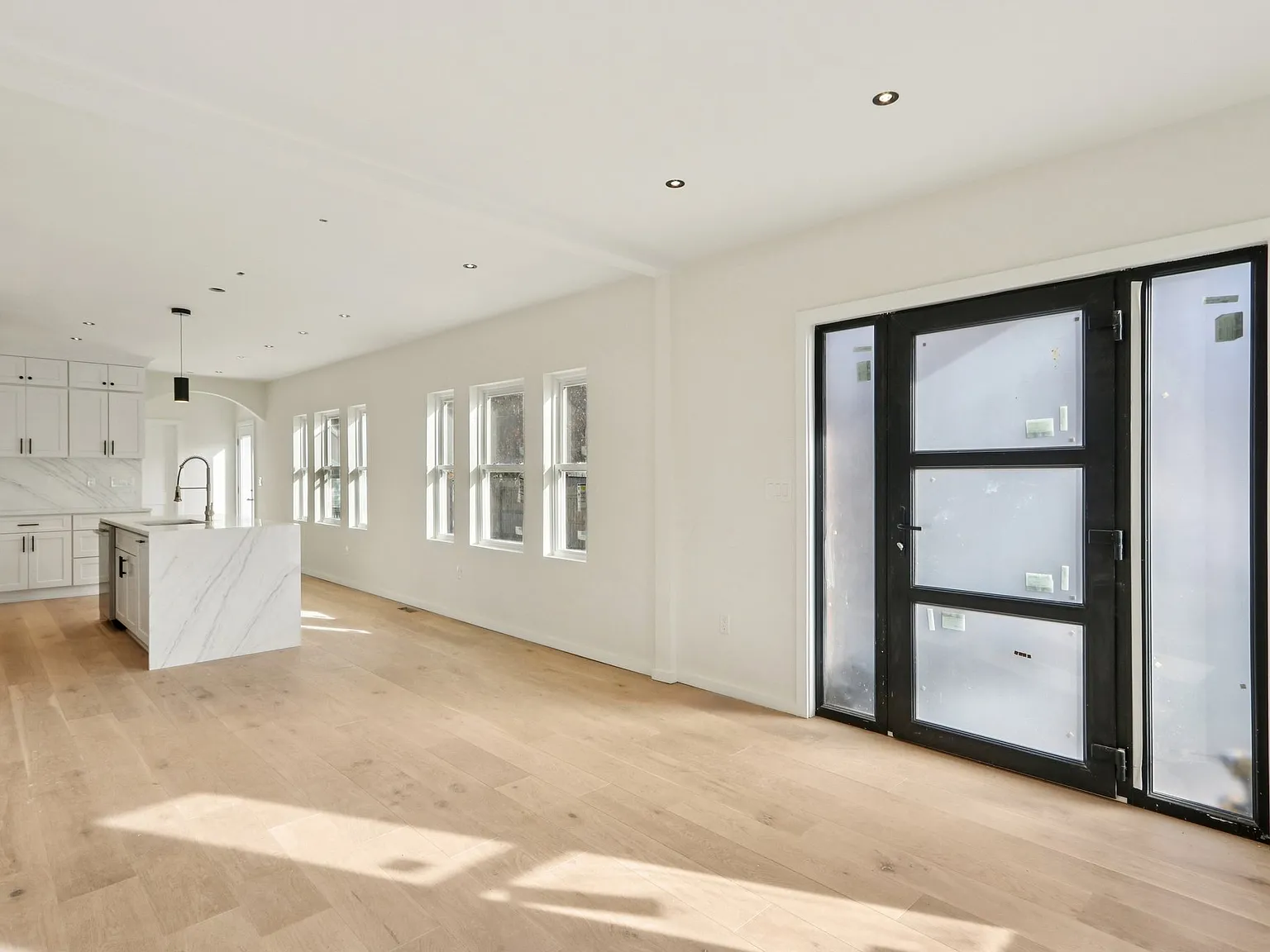 4 bed, 2398 sqft, $5,250 — Photo 3