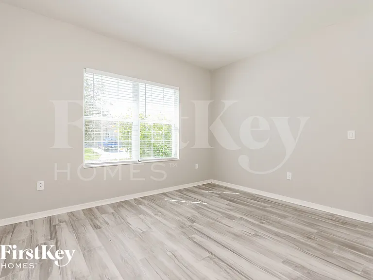 533 Interlock St — Photo 4