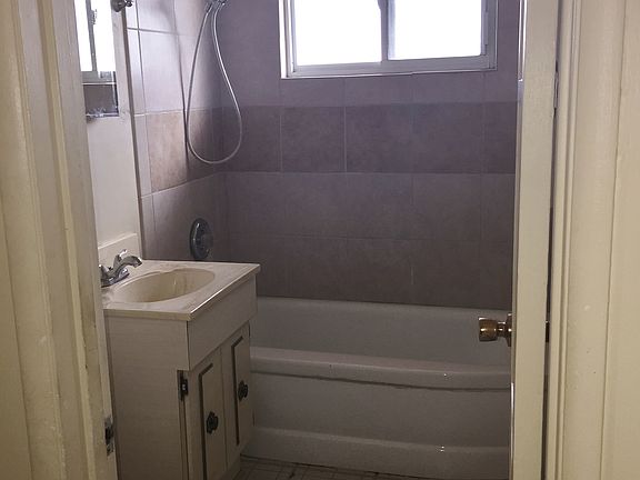 3rd image of 4551 Clairemont Dr