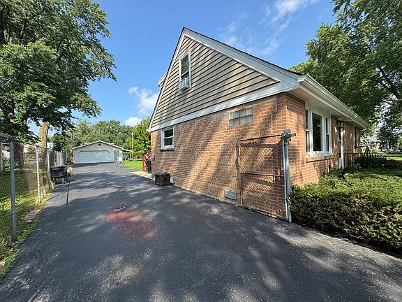 2nd image of 6806 Maple Ct