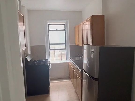 4th image of 105 E 192nd St APT 35