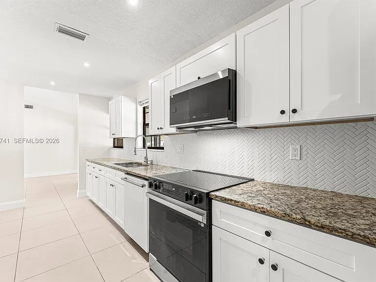 18055 W Sycamore Dr — Photo 2