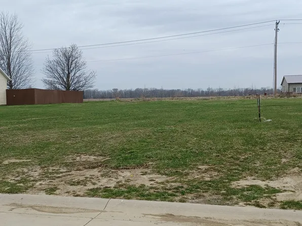 33 Pheasant Point, Villa Grove, IL 61956