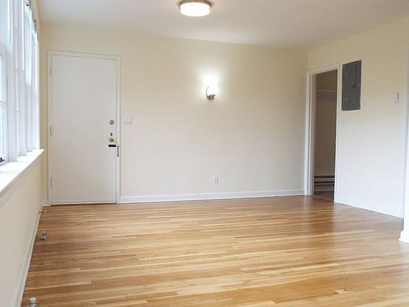 4th image of 913 10th Ave E APT A