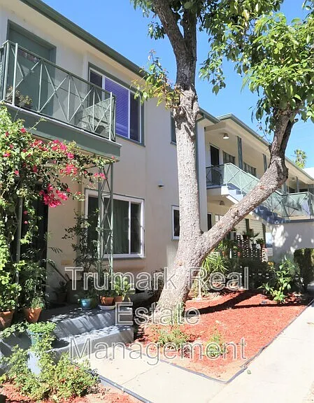 623 W Stocker St #C — Photo 3