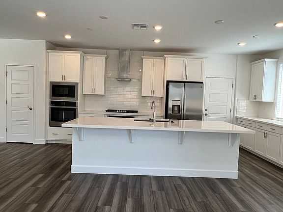 3rd image of 3824 Quinones Ave