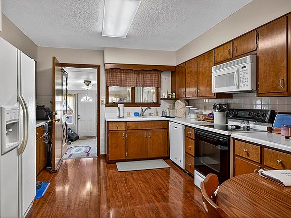2nd image of 201 Dakota Ave