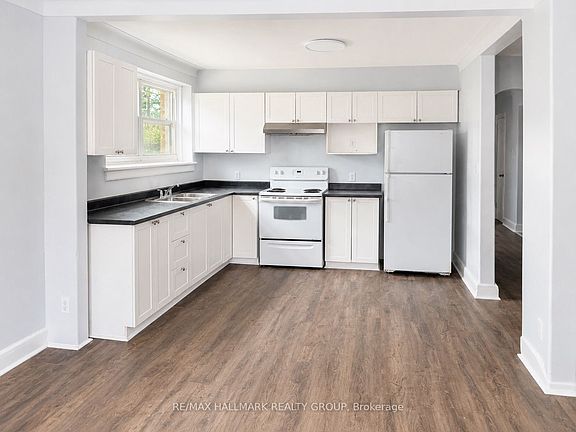 2nd image of 20 Charlotte St #2
