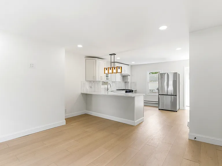 475 Burnside St — Photo 17