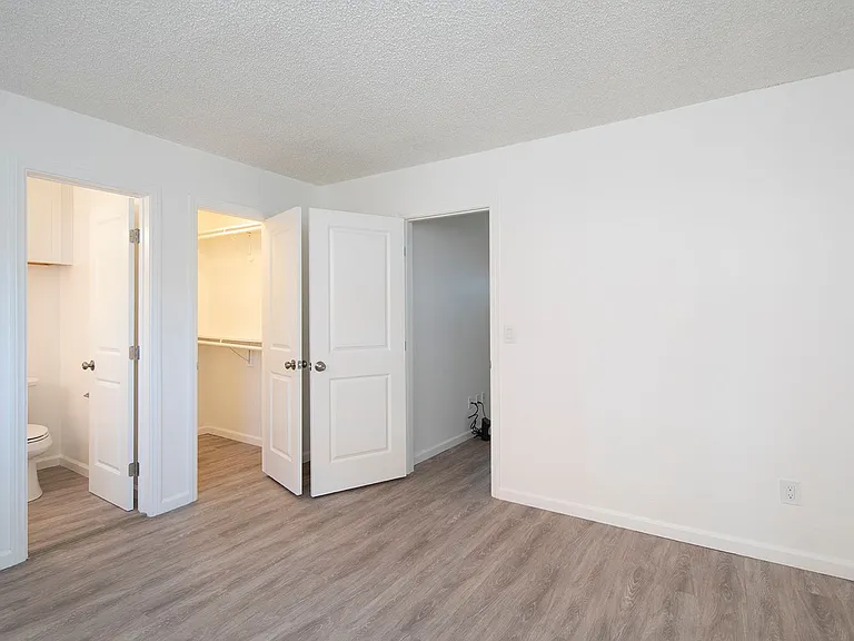 Aztec Pacific Apartments — Photo 48