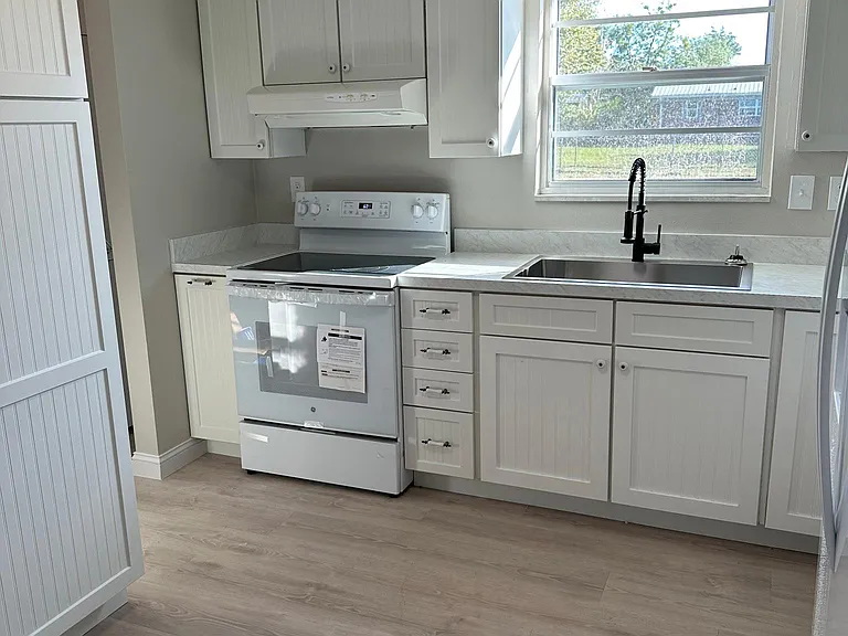 155 SW Prestige Way — Photo 3