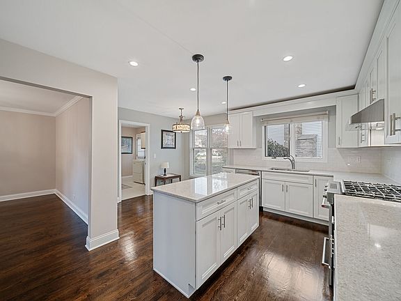5th image of 701 N Victoria Dr